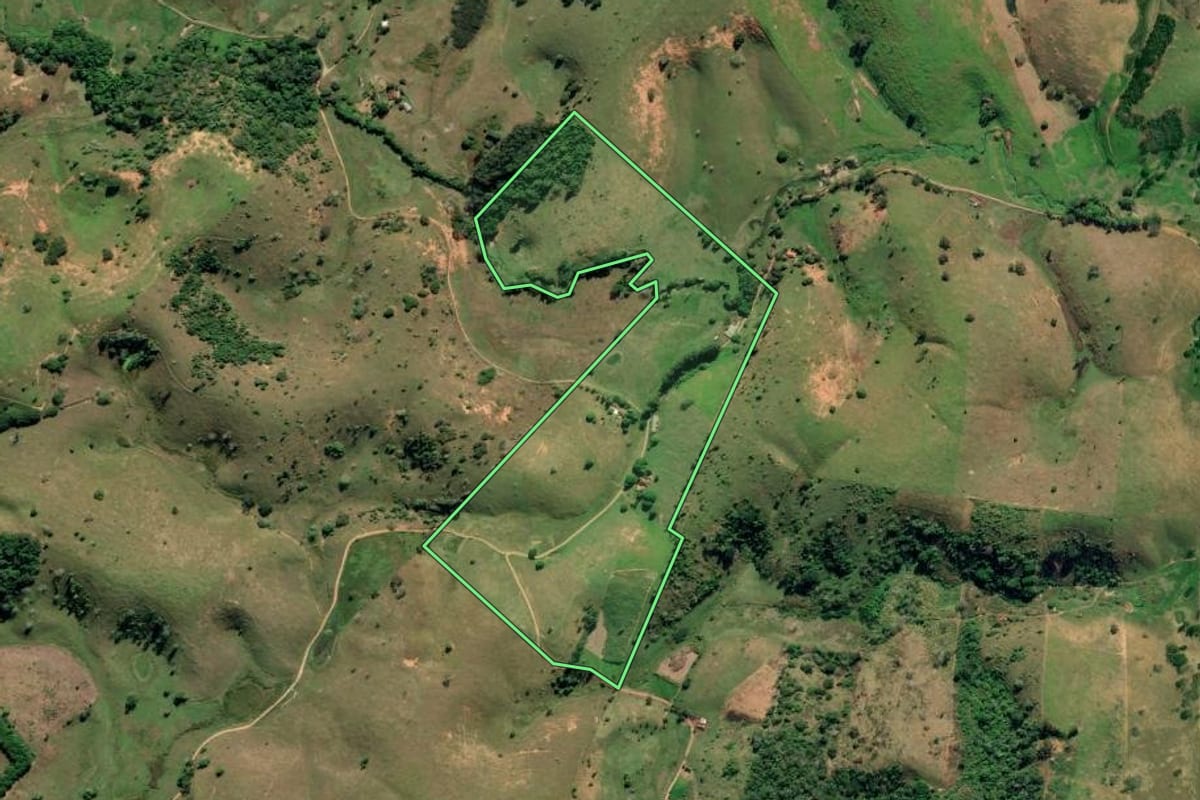 Imagem de satélite do imóvel rural em Cardoso Moreira (RJ), com o contorno declarado no CAR desenhado por cima.