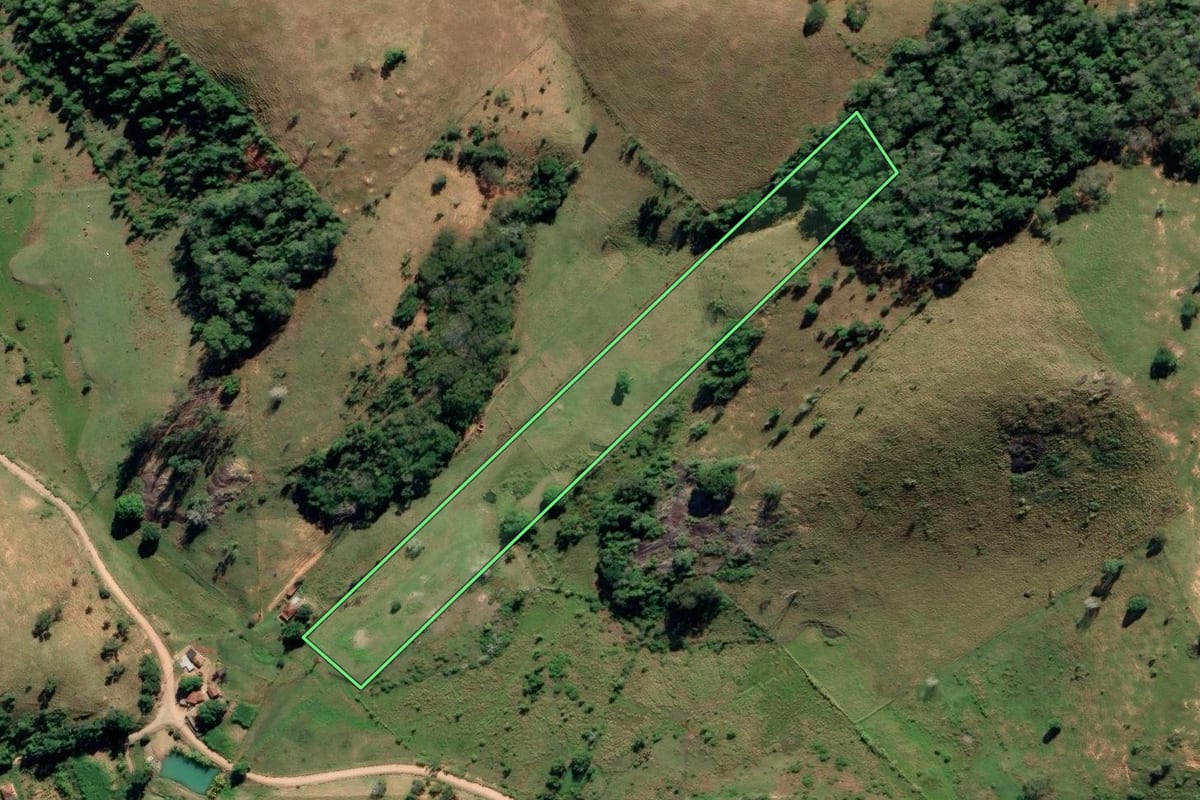 Imagem de satélite do imóvel rural em Cardoso Moreira (RJ), com o contorno declarado no CAR desenhado por cima.