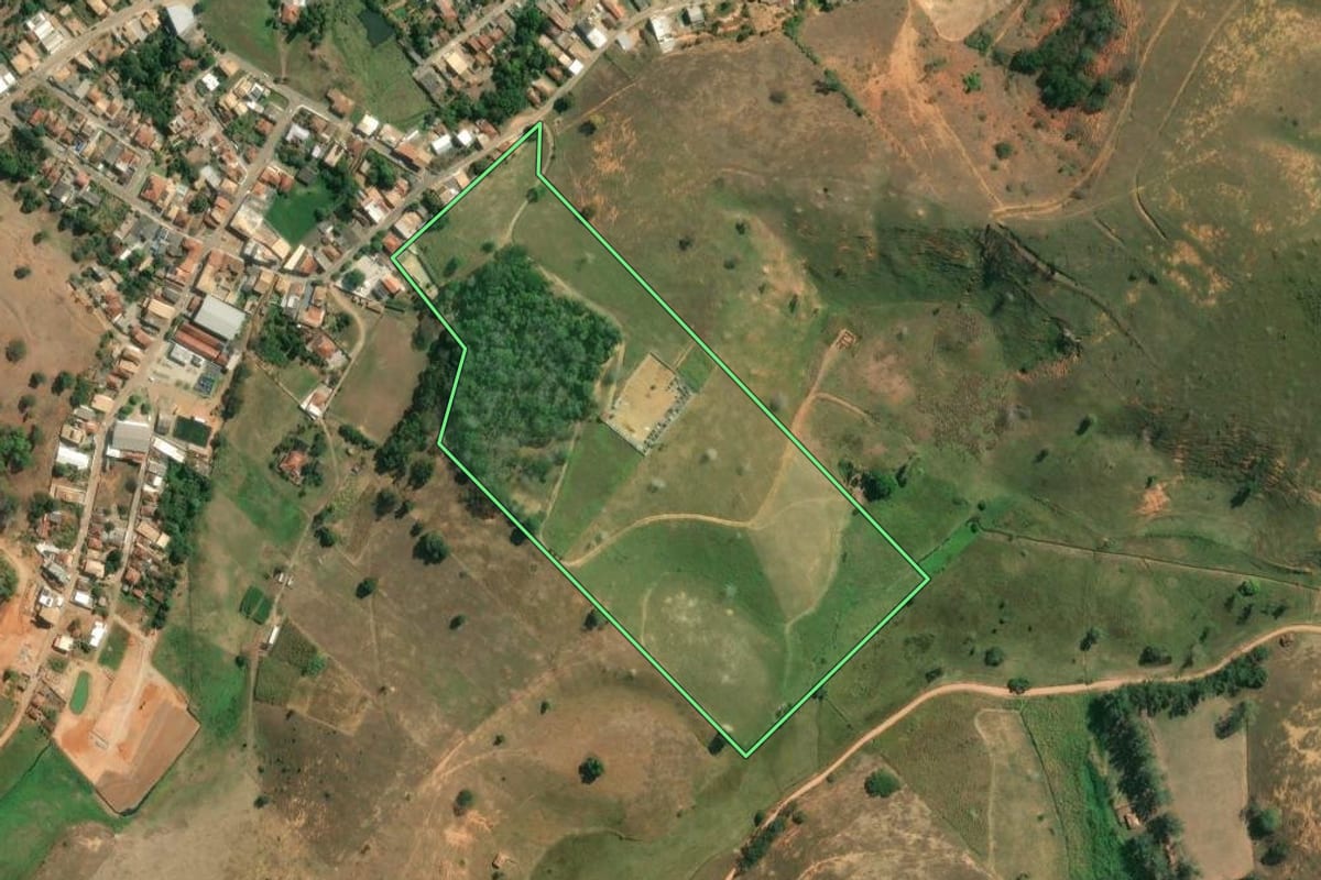 Imagem de satélite do imóvel rural em Cardoso Moreira (RJ), com o contorno declarado no CAR desenhado por cima.
