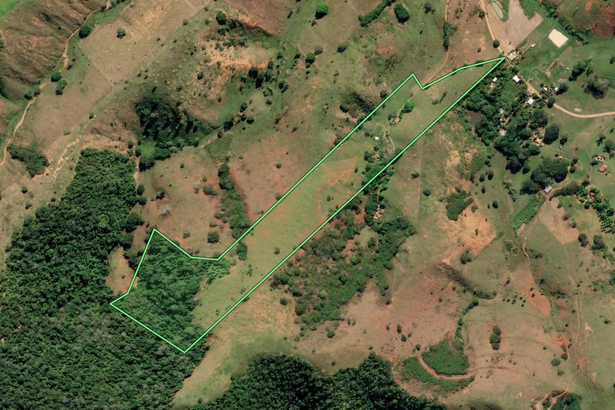 Imagem de satélite do imóvel rural em Cardoso Moreira (RJ), com o contorno declarado no CAR desenhado por cima.