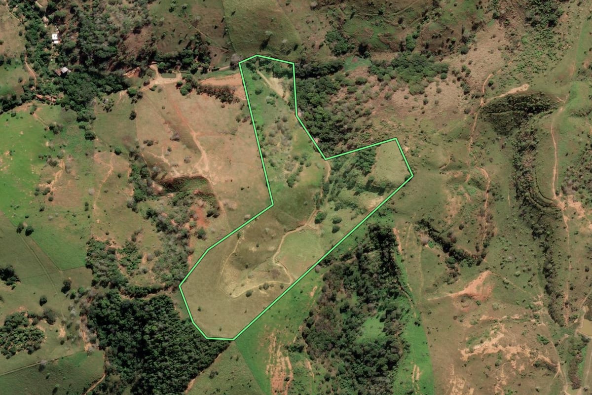 Imagem de satélite do imóvel rural em Cardoso Moreira (RJ), com o contorno declarado no CAR desenhado por cima.