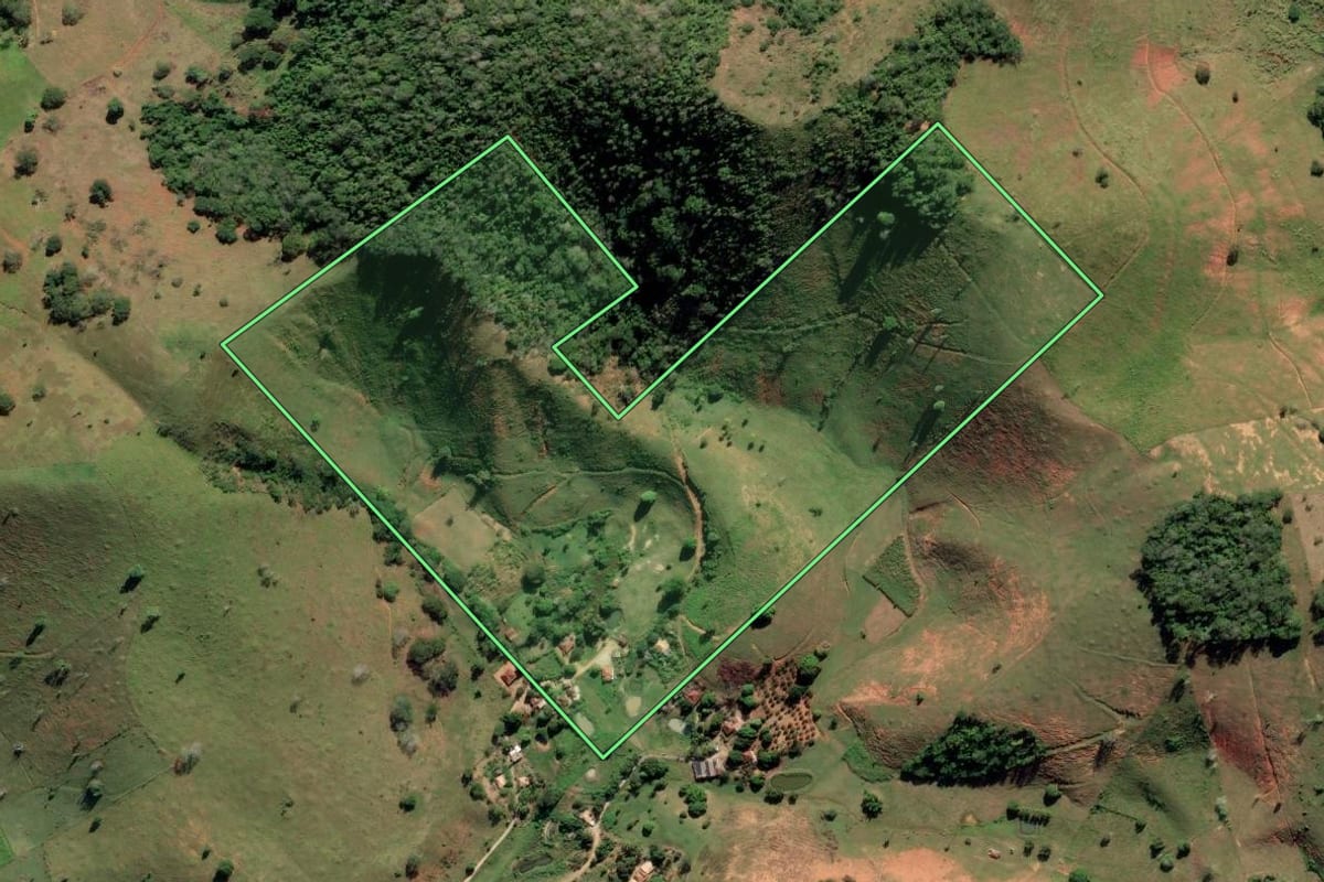 Imagem de satélite do imóvel rural em Cardoso Moreira (RJ), com o contorno declarado no CAR desenhado por cima.