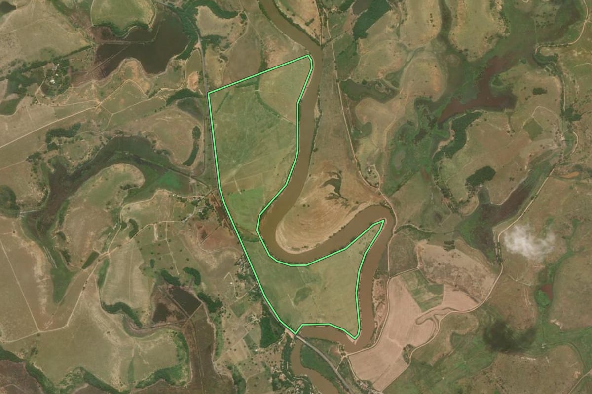Imagem de satélite do imóvel rural em Cardoso Moreira (RJ), com o contorno declarado no CAR desenhado por cima.