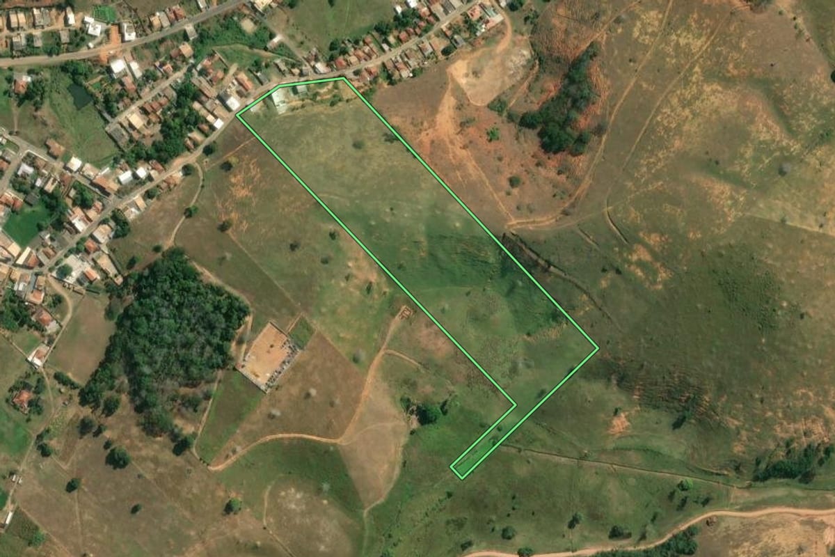 Imagem de satélite do imóvel rural em Cardoso Moreira (RJ), com o contorno declarado no CAR desenhado por cima.