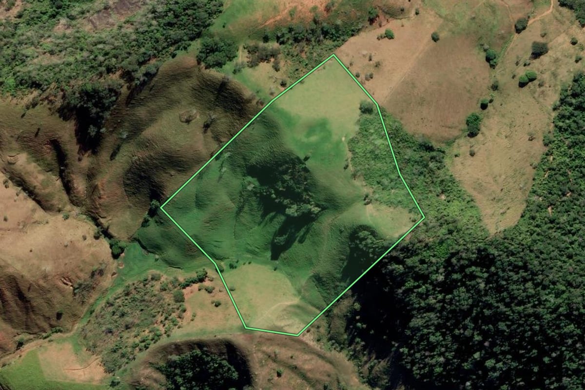 Imagem de satélite do imóvel rural em Cardoso Moreira (RJ), com o contorno declarado no CAR desenhado por cima.