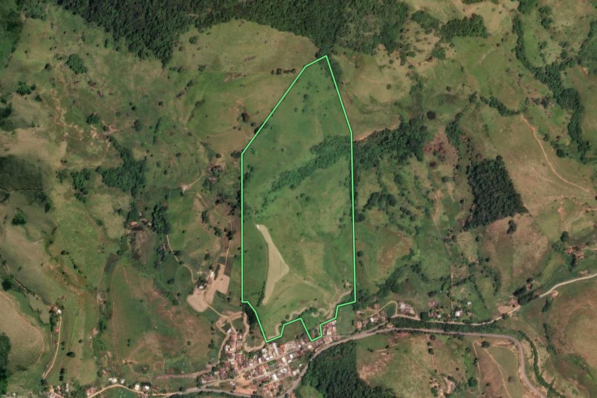 Imagem de satélite do imóvel rural em Carmo (RJ), com o contorno declarado no CAR desenhado por cima.