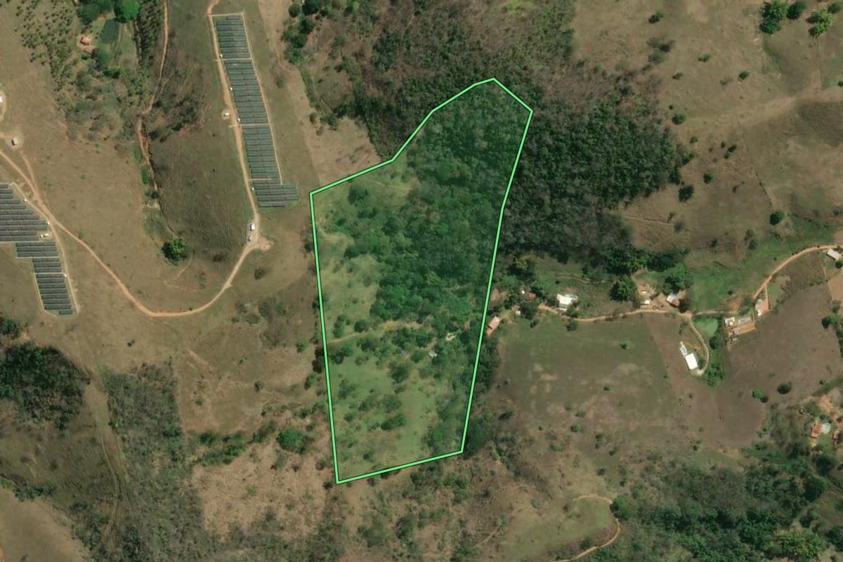 Imagem de satélite do imóvel rural em Carmo (RJ), com o contorno declarado no CAR desenhado por cima.