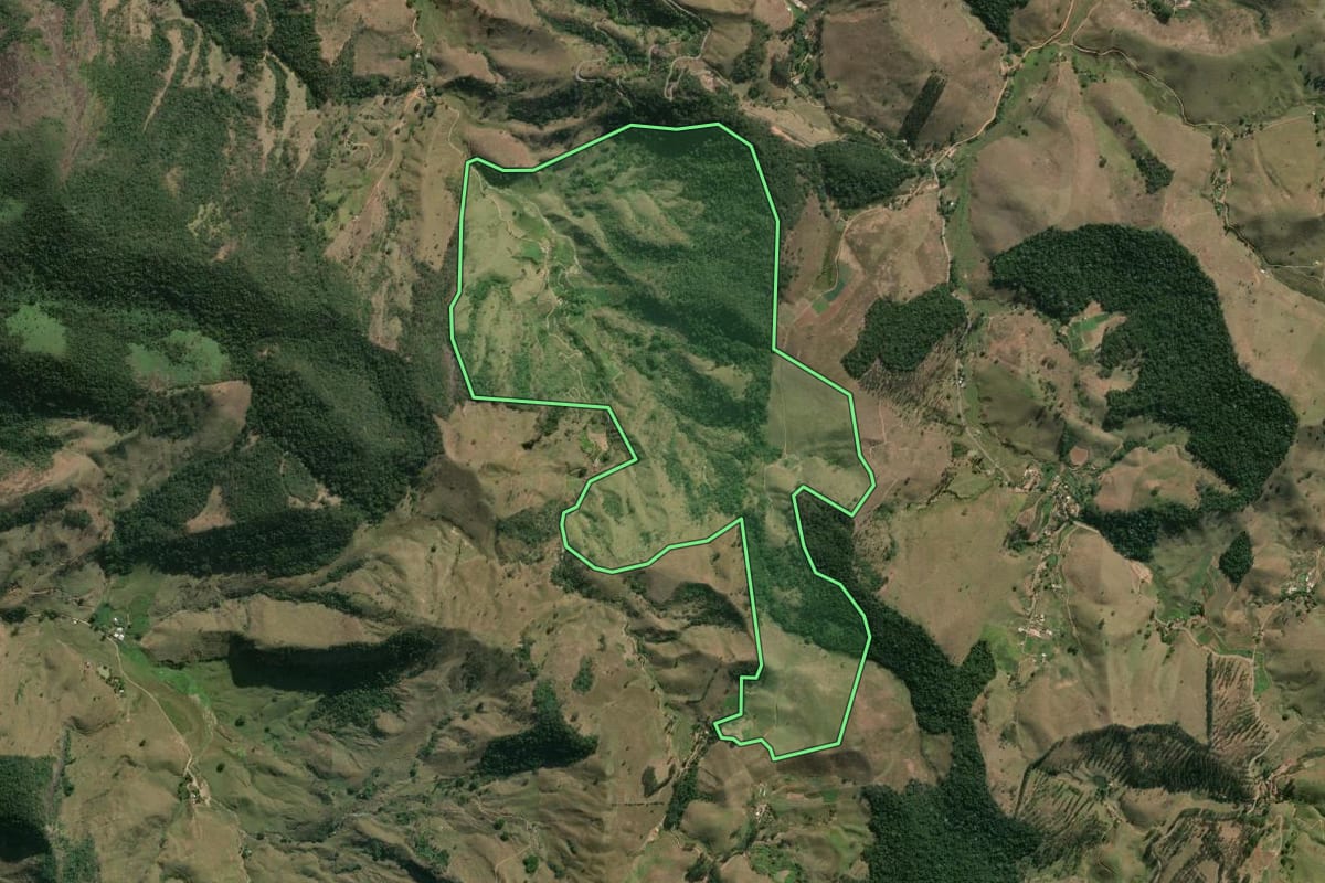 Imagem de satélite do imóvel rural em Carmo (RJ), com o contorno declarado no CAR desenhado por cima.
