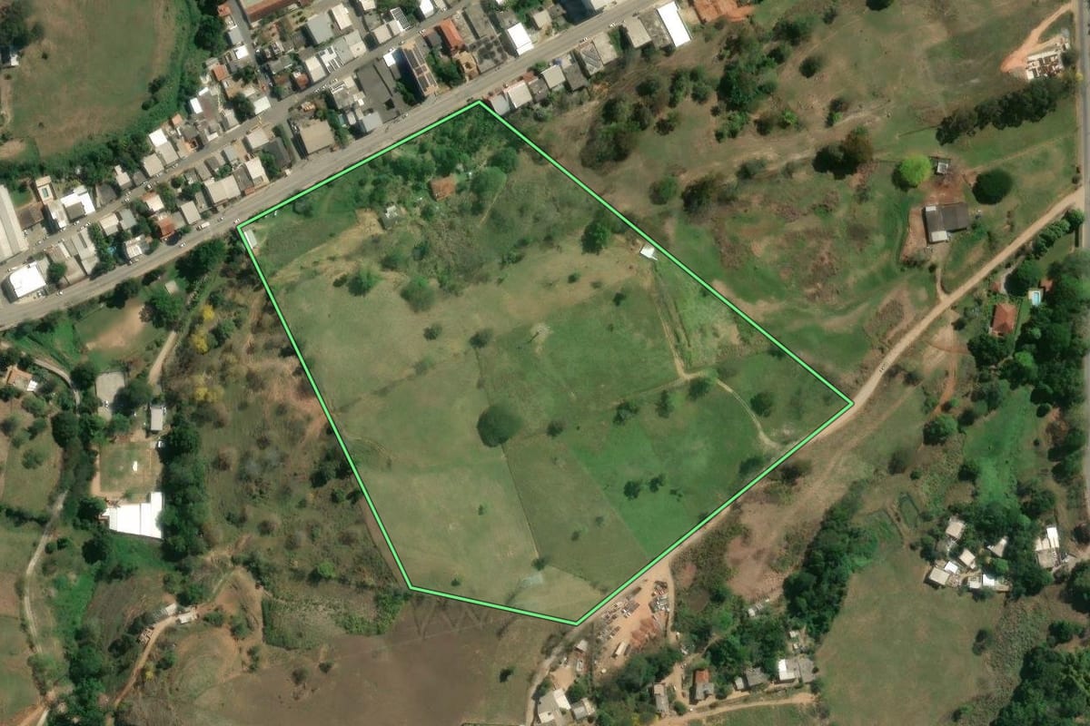 Imagem de satélite do imóvel rural em Carmo (RJ), com o contorno declarado no CAR desenhado por cima.