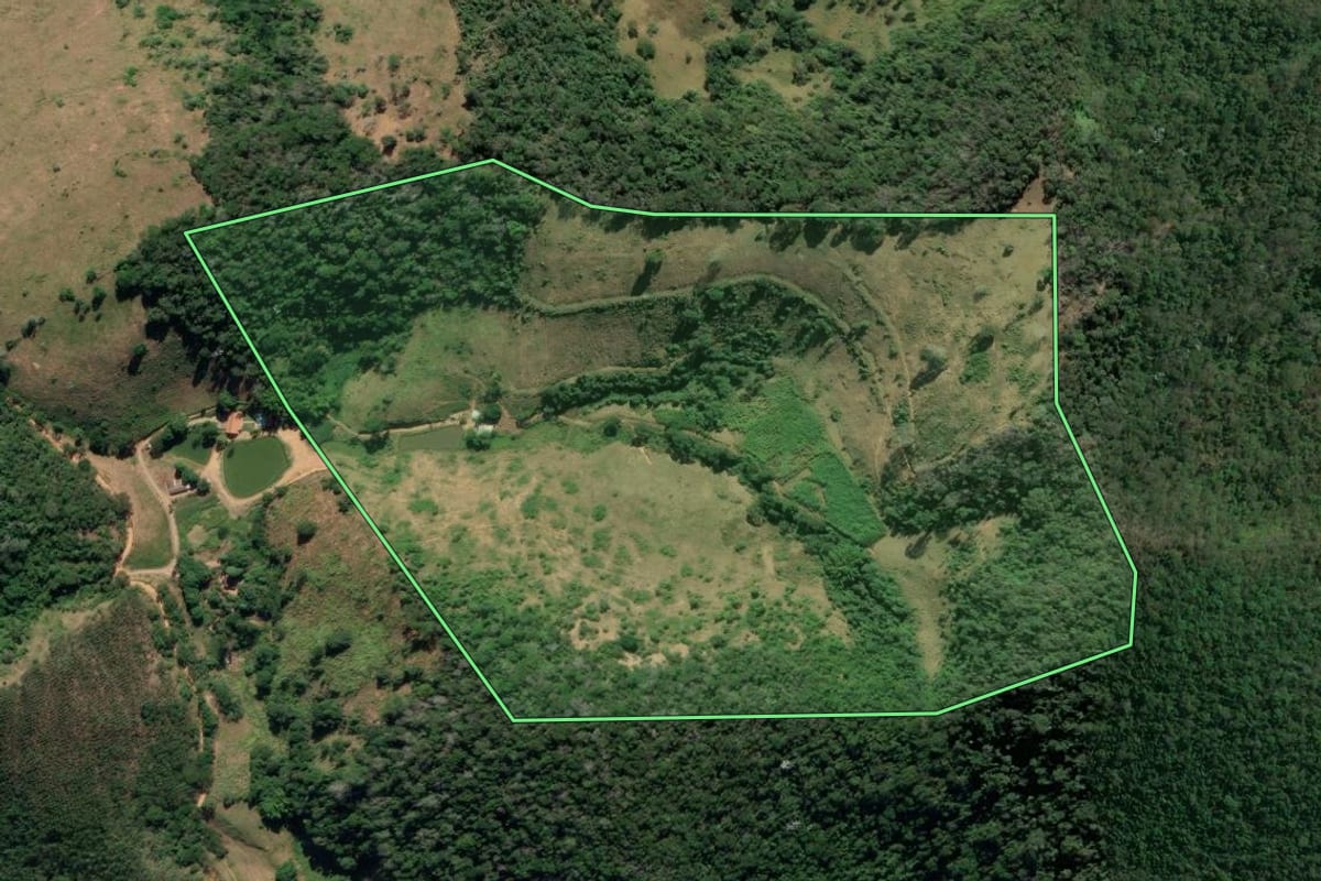 Imagem de satélite do imóvel rural em Carmo (RJ), com o contorno declarado no CAR desenhado por cima.