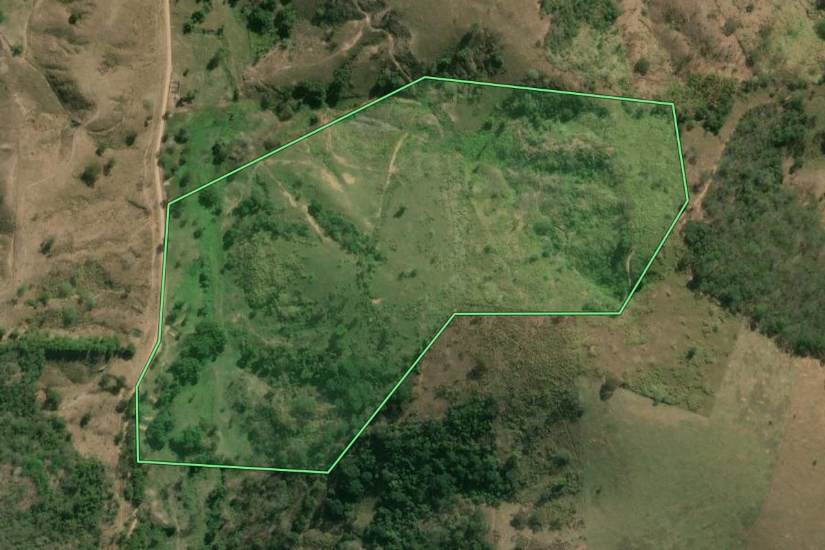 Imagem de satélite do imóvel rural em Carmo (RJ), com o contorno declarado no CAR desenhado por cima.