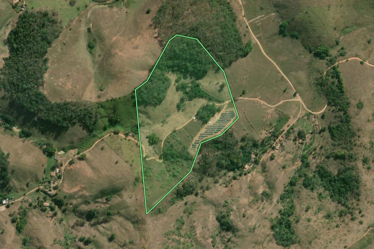 Imagem de satélite do imóvel rural em Carmo (RJ), com o contorno declarado no CAR desenhado por cima.
