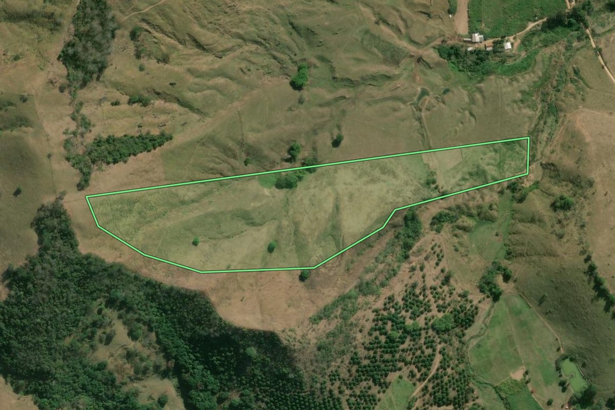 Imagem de satélite do imóvel rural em Carmo (RJ), com o contorno declarado no CAR desenhado por cima.