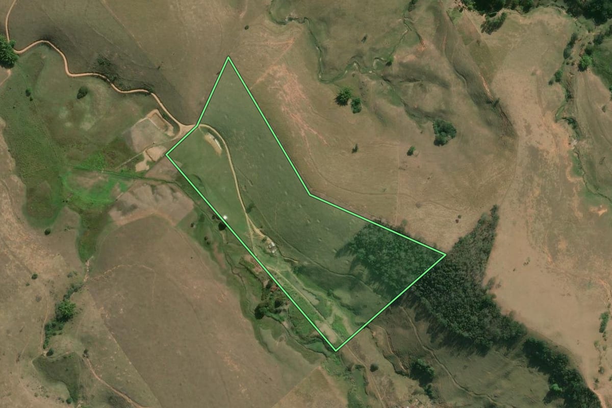 Imagem de satélite do imóvel rural em Carmo (RJ), com o contorno declarado no CAR desenhado por cima.