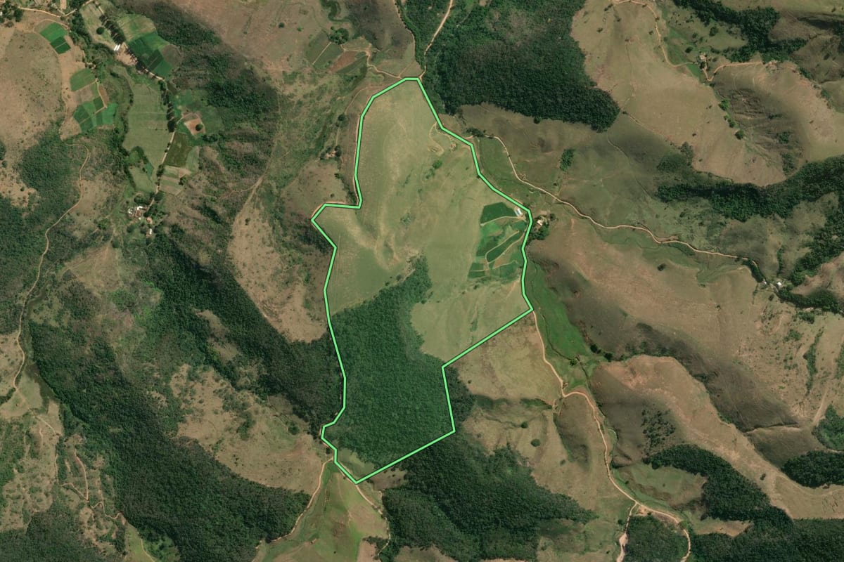 Imagem de satélite do imóvel rural em Carmo (RJ), com o contorno declarado no CAR desenhado por cima.