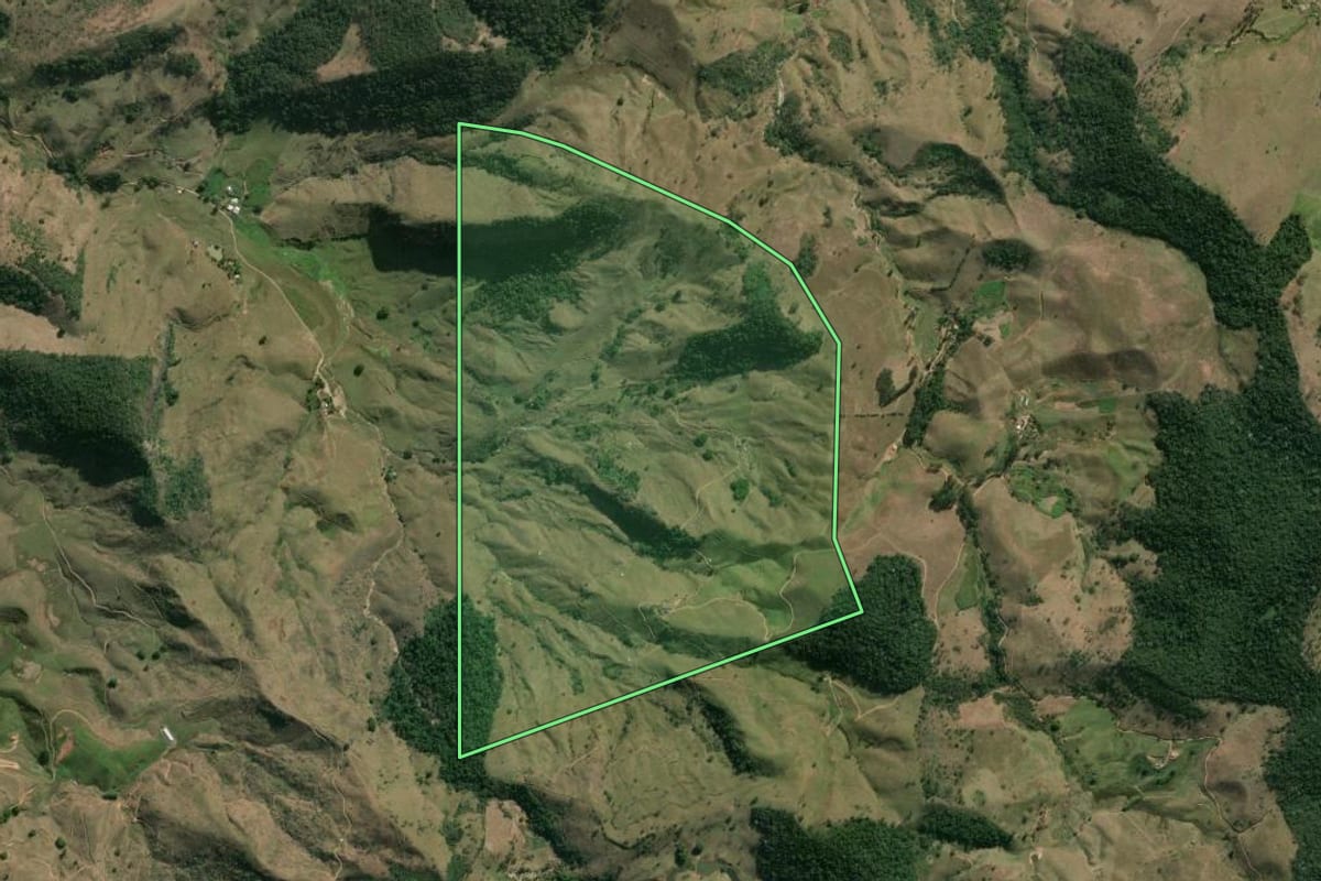 Imagem de satélite do imóvel rural em Carmo (RJ), com o contorno declarado no CAR desenhado por cima.