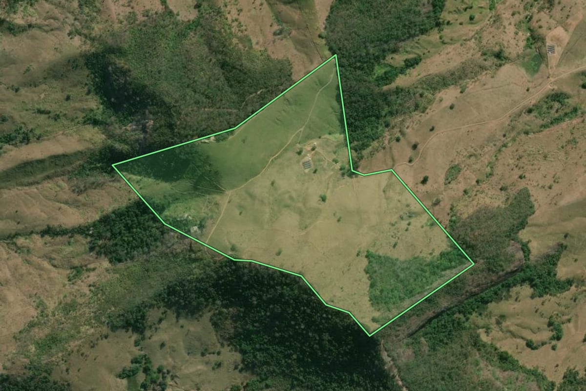 Imagem de satélite do imóvel rural em Carmo (RJ), com o contorno declarado no CAR desenhado por cima.