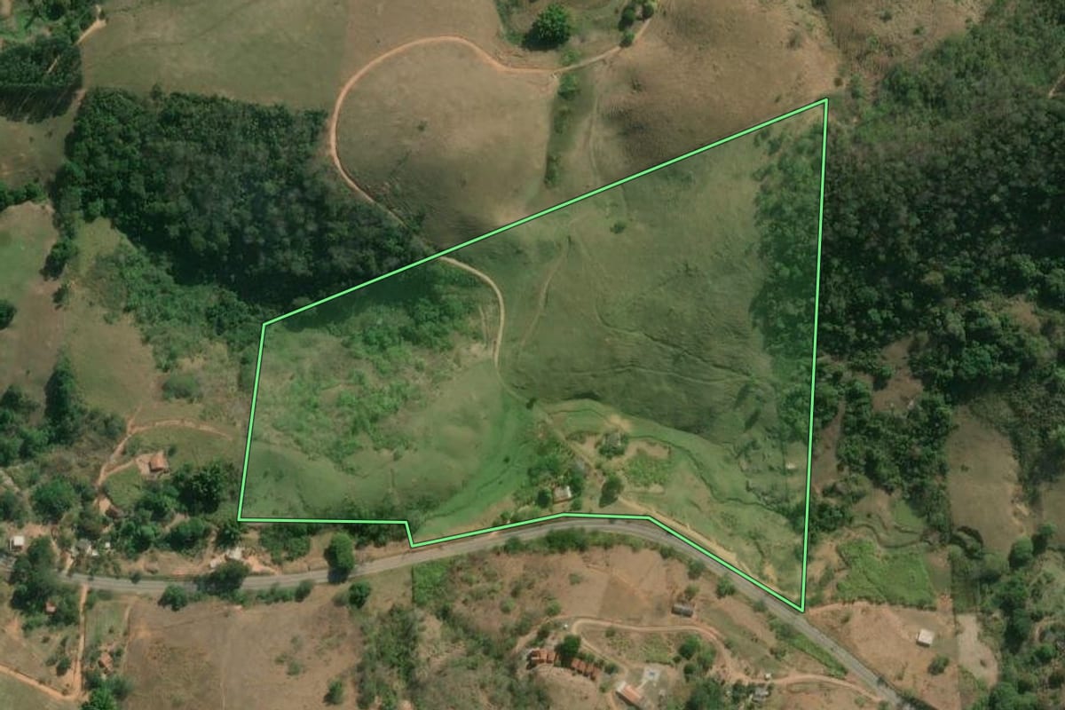 Imagem de satélite do imóvel rural em Carmo (RJ), com o contorno declarado no CAR desenhado por cima.