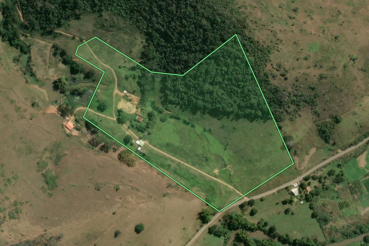 Imagem de satélite do imóvel rural em Carmo (RJ), com o contorno declarado no CAR desenhado por cima.