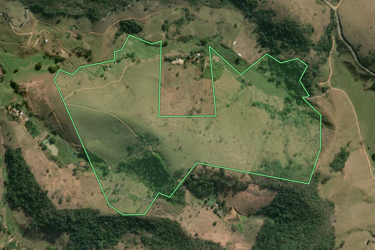 Imagem de satélite do imóvel rural em Carmo (RJ), com o contorno declarado no CAR desenhado por cima.