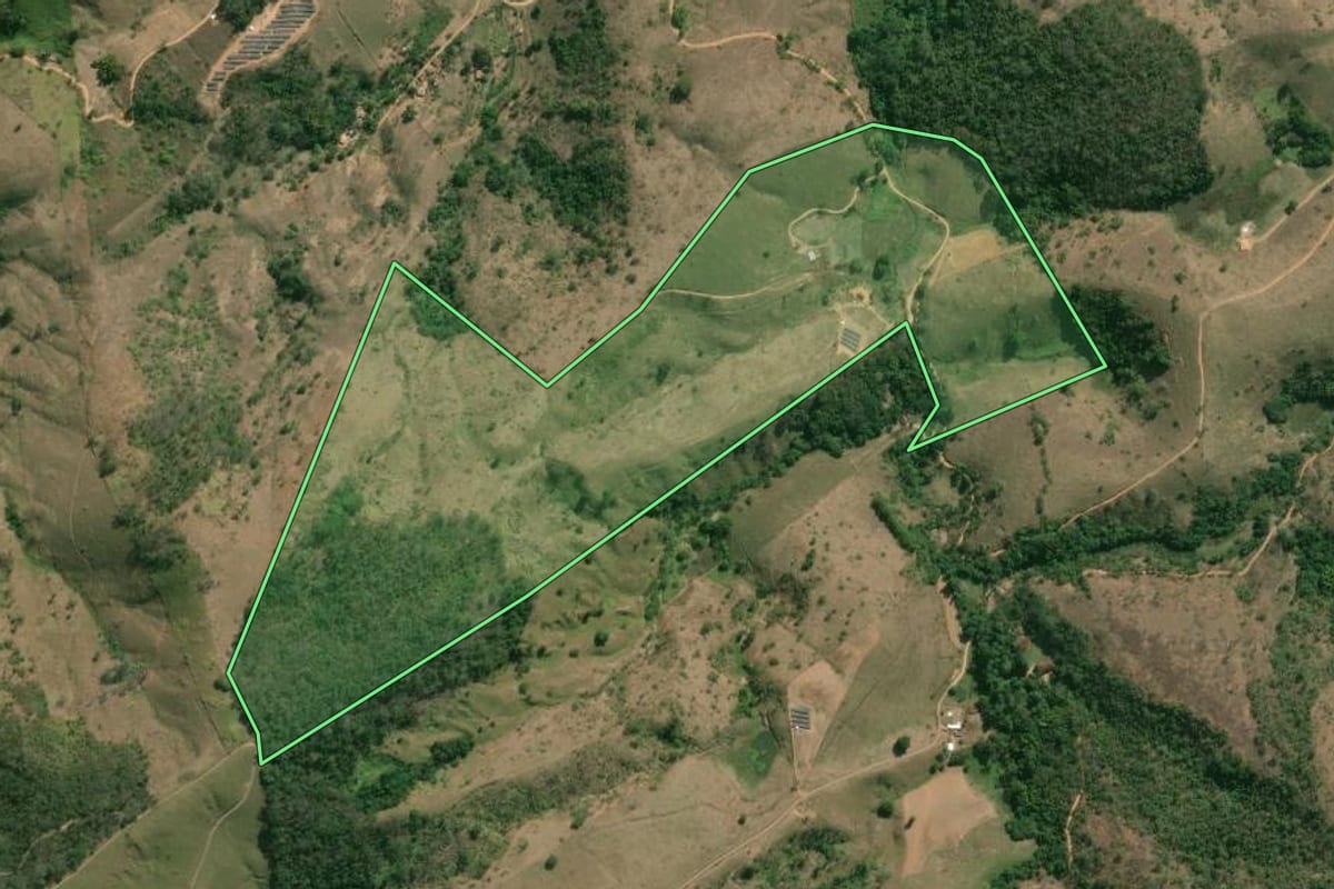 Imagem de satélite do imóvel rural em Carmo (RJ), com o contorno declarado no CAR desenhado por cima.