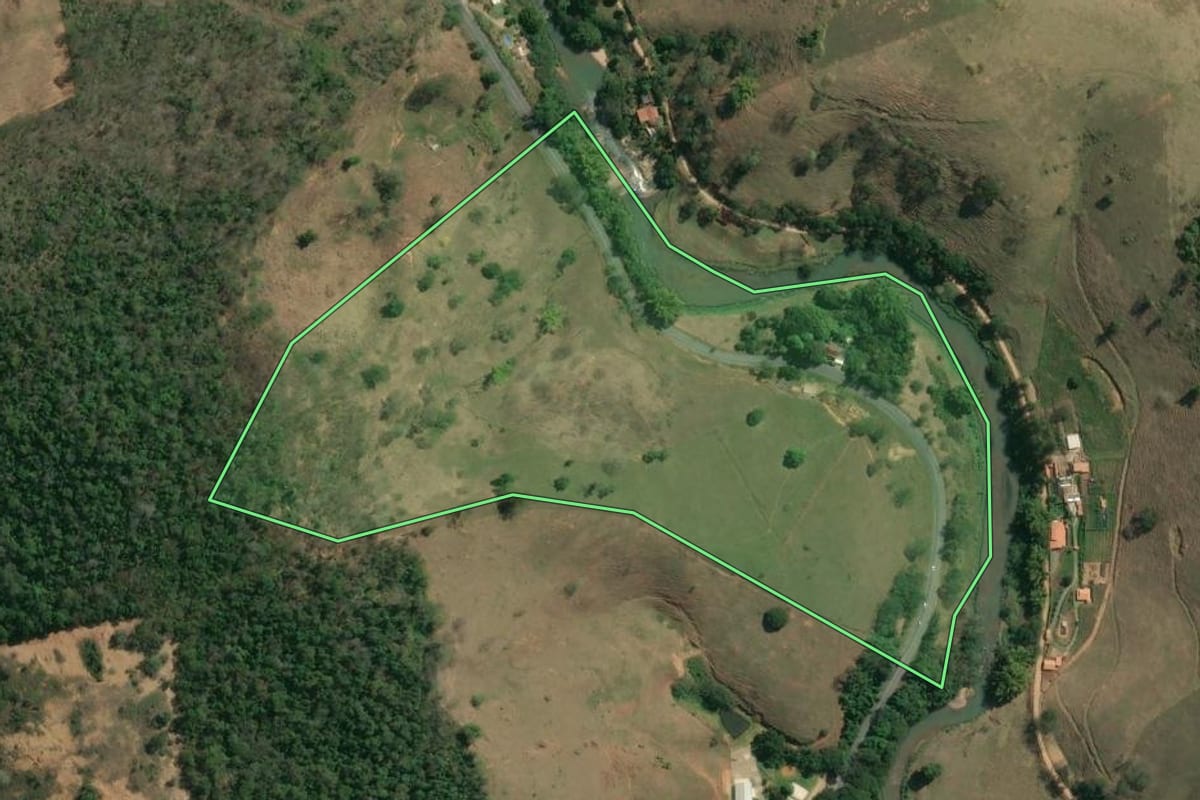 Imagem de satélite do imóvel rural em Carmo (RJ), com o contorno declarado no CAR desenhado por cima.