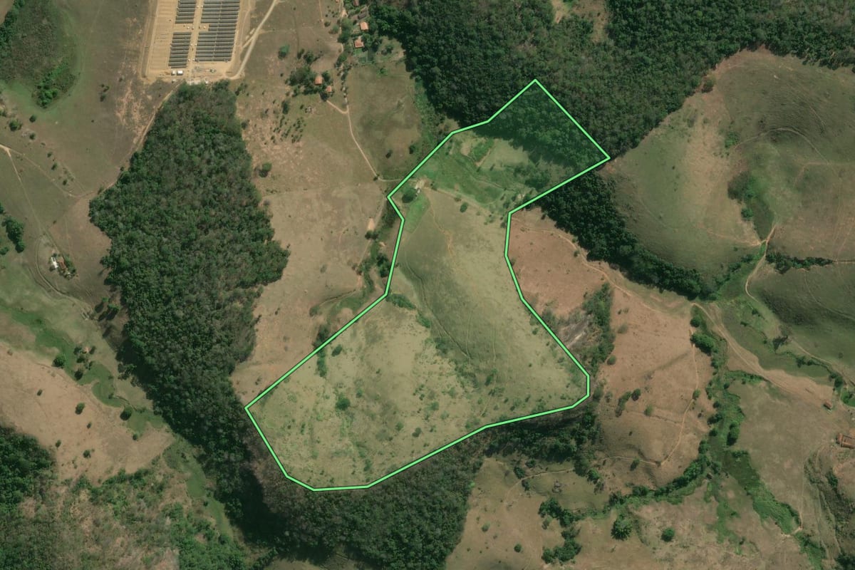 Imagem de satélite do imóvel rural em Carmo (RJ), com o contorno declarado no CAR desenhado por cima.