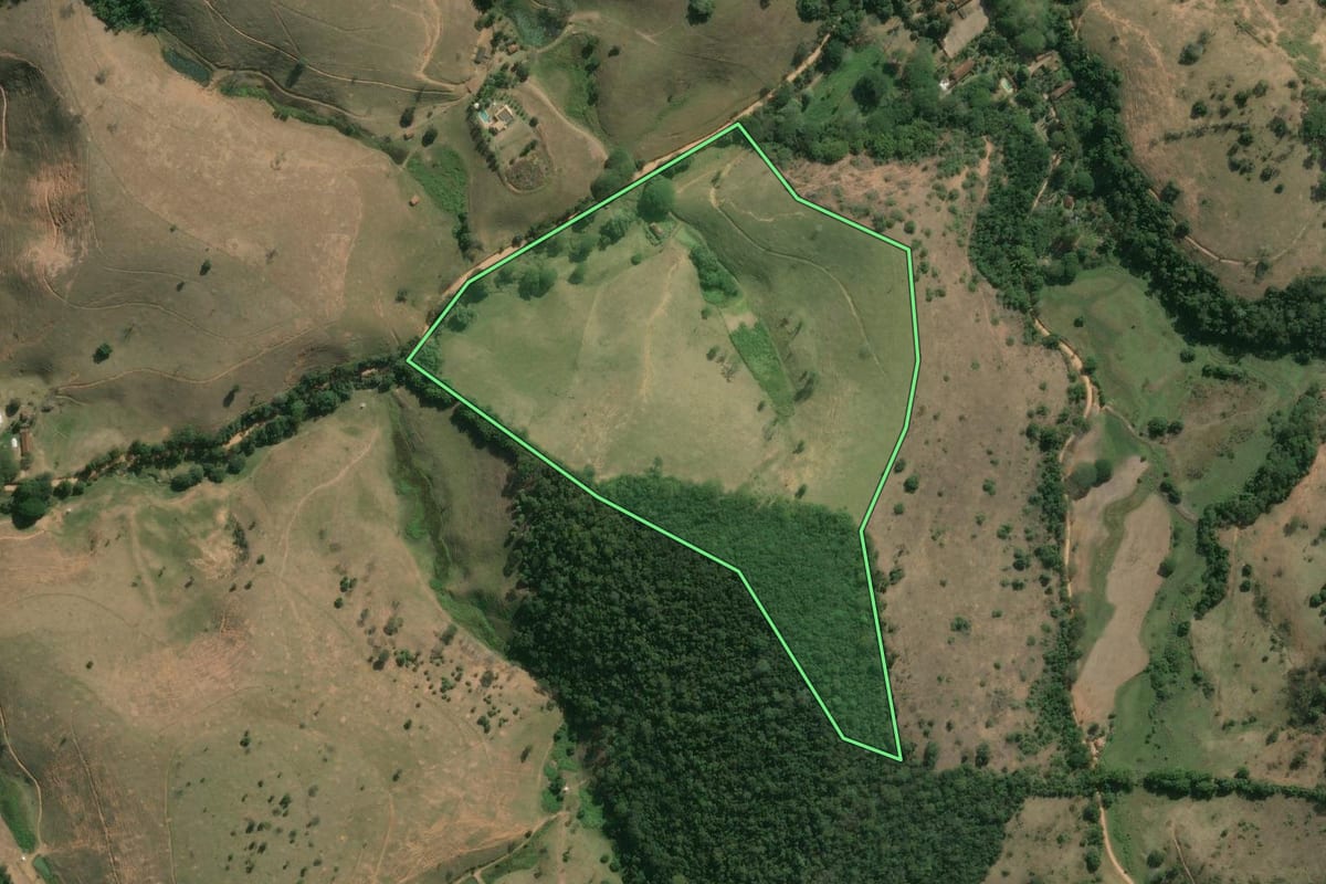 Imagem de satélite do imóvel rural em Carmo (RJ), com o contorno declarado no CAR desenhado por cima.
