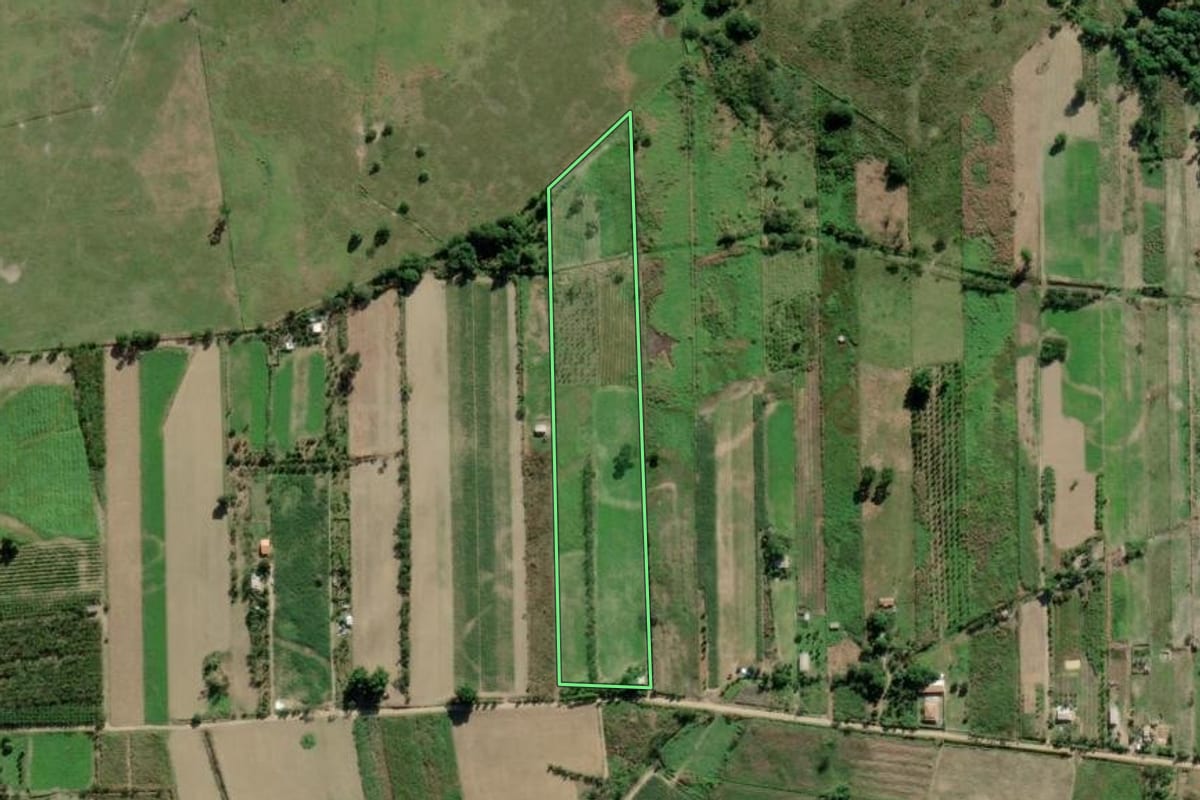 Imagem de satélite do imóvel rural em Casimiro de Abreu (RJ), com o contorno declarado no CAR desenhado por cima.