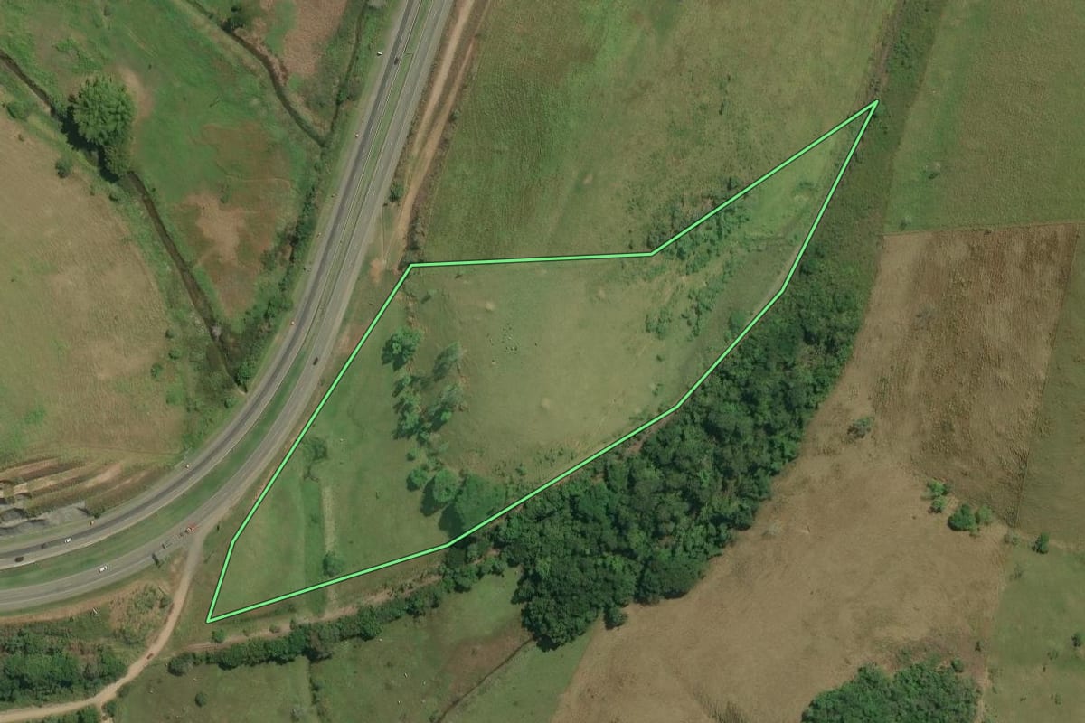 Imagem de satélite do imóvel rural em Casimiro de Abreu (RJ), com o contorno declarado no CAR desenhado por cima.