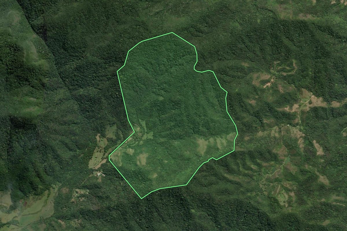 Imagem de satélite do imóvel rural em Casimiro de Abreu (RJ), com o contorno declarado no CAR desenhado por cima.