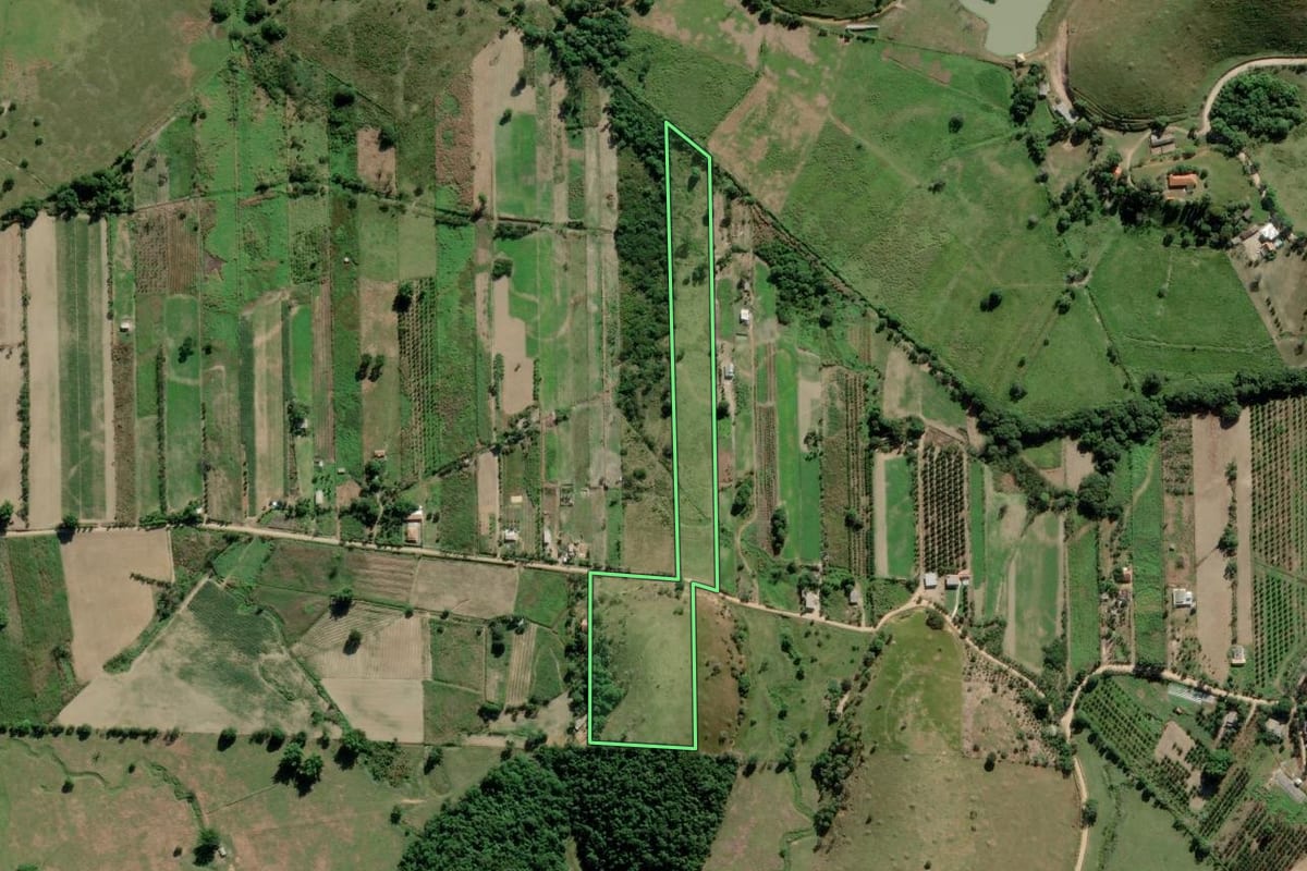 Imagem de satélite do imóvel rural em Casimiro de Abreu (RJ), com o contorno declarado no CAR desenhado por cima.