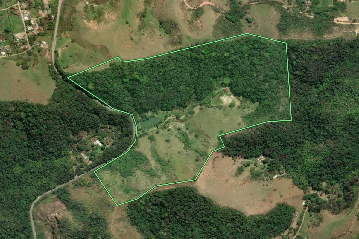 Imagem de satélite do imóvel rural em Casimiro de Abreu (RJ), com o contorno declarado no CAR desenhado por cima.