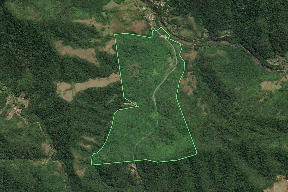 Imagem de satélite do imóvel rural em Casimiro de Abreu (RJ), com o contorno declarado no CAR desenhado por cima.