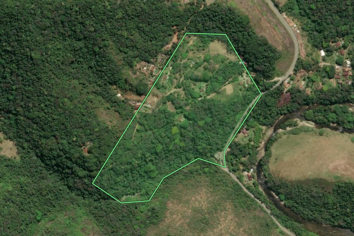 Imagem de satélite do imóvel rural em Casimiro de Abreu (RJ), com o contorno declarado no CAR desenhado por cima.
