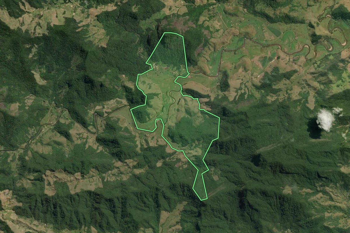 Imagem de satélite do imóvel rural em Casimiro de Abreu (RJ), com o contorno declarado no CAR desenhado por cima.
