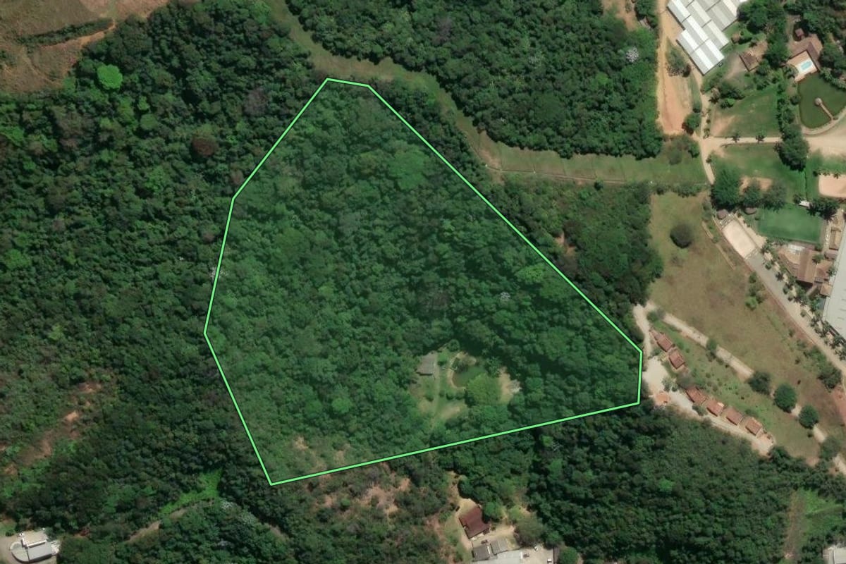 Imagem de satélite do imóvel rural em Casimiro de Abreu (RJ), com o contorno declarado no CAR desenhado por cima.