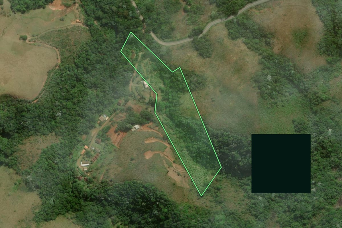 Imagem de satélite do imóvel rural em Casimiro de Abreu (RJ), com o contorno declarado no CAR desenhado por cima.