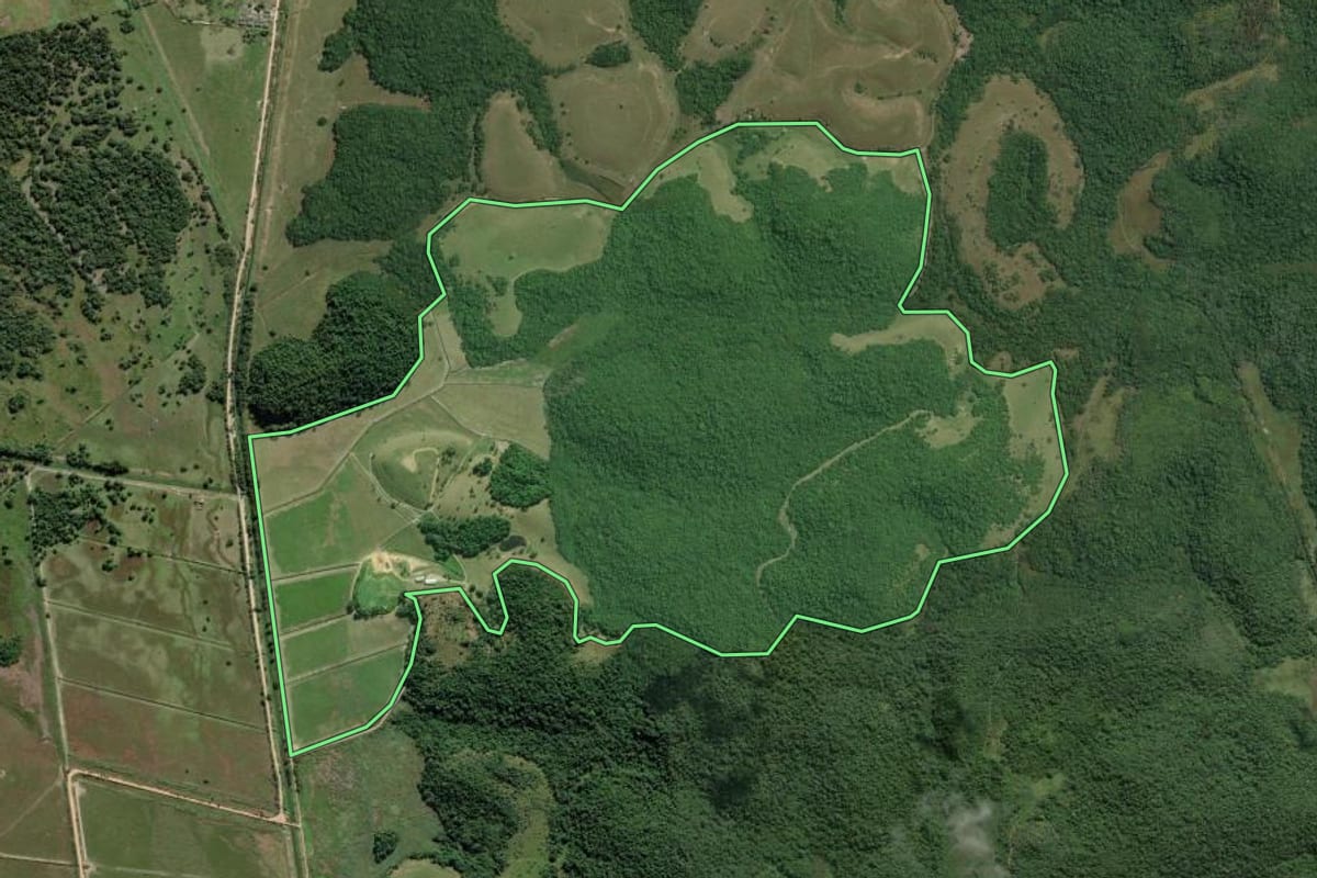 Imagem de satélite do imóvel rural em Casimiro de Abreu (RJ), com o contorno declarado no CAR desenhado por cima.