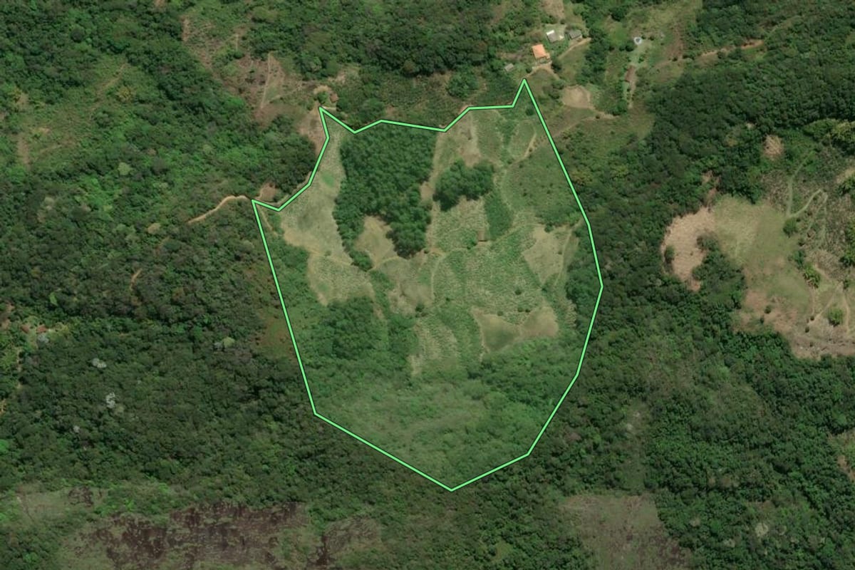Imagem de satélite do imóvel rural em Casimiro de Abreu (RJ), com o contorno declarado no CAR desenhado por cima.