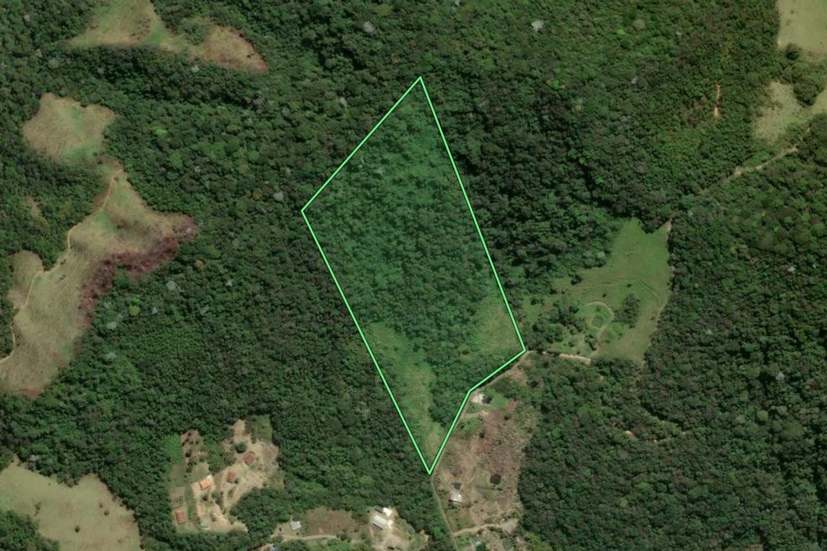 Imagem de satélite do imóvel rural em Casimiro de Abreu (RJ), com o contorno declarado no CAR desenhado por cima.