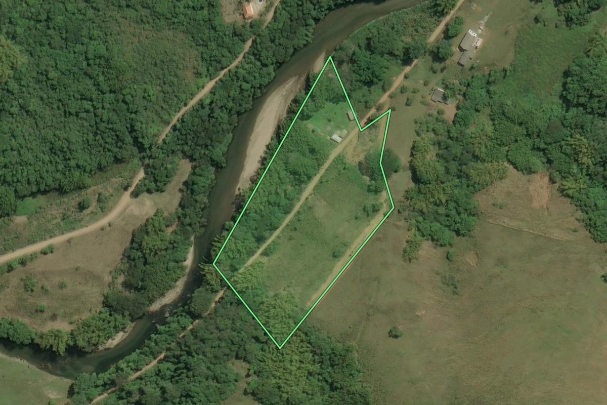 Imagem de satélite do imóvel rural em Casimiro de Abreu (RJ), com o contorno declarado no CAR desenhado por cima.