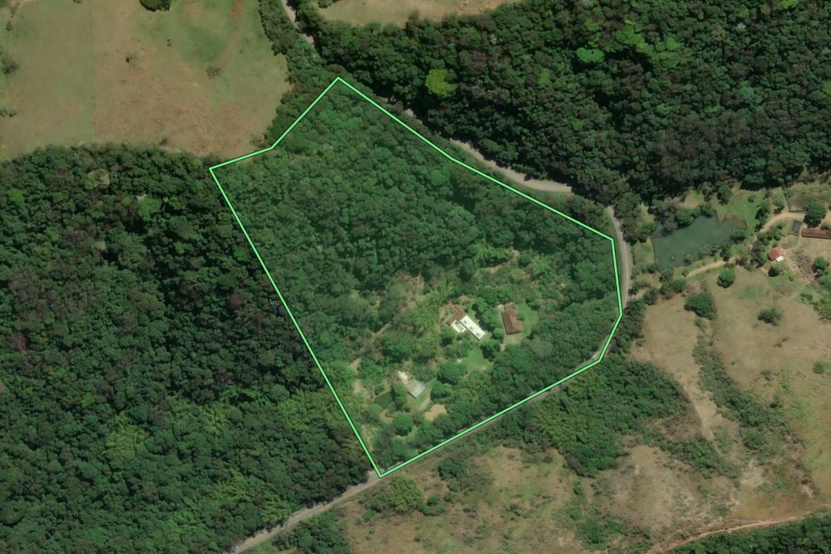 Imagem de satélite do imóvel rural em Casimiro de Abreu (RJ), com o contorno declarado no CAR desenhado por cima.