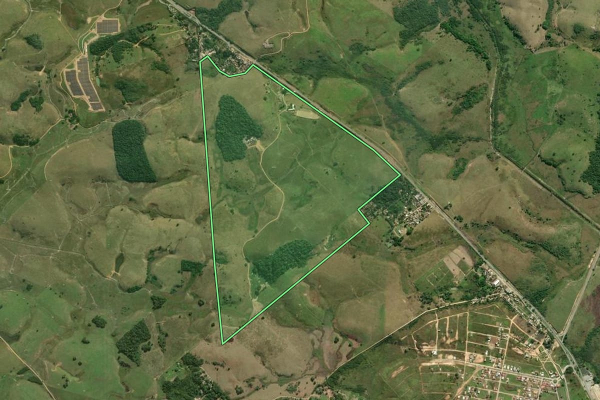 Imagem de satélite do imóvel rural em Casimiro de Abreu (RJ), com o contorno declarado no CAR desenhado por cima.