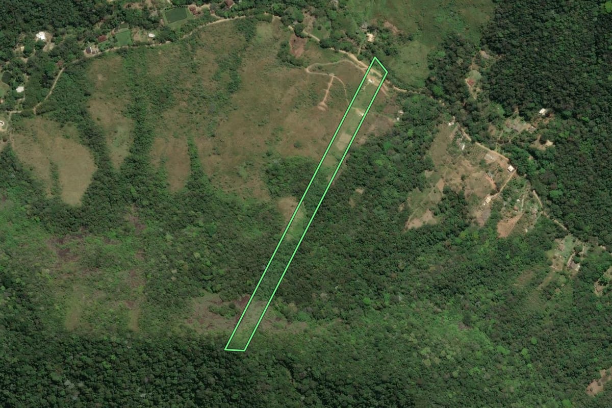 Imagem de satélite do imóvel rural em Casimiro de Abreu (RJ), com o contorno declarado no CAR desenhado por cima.