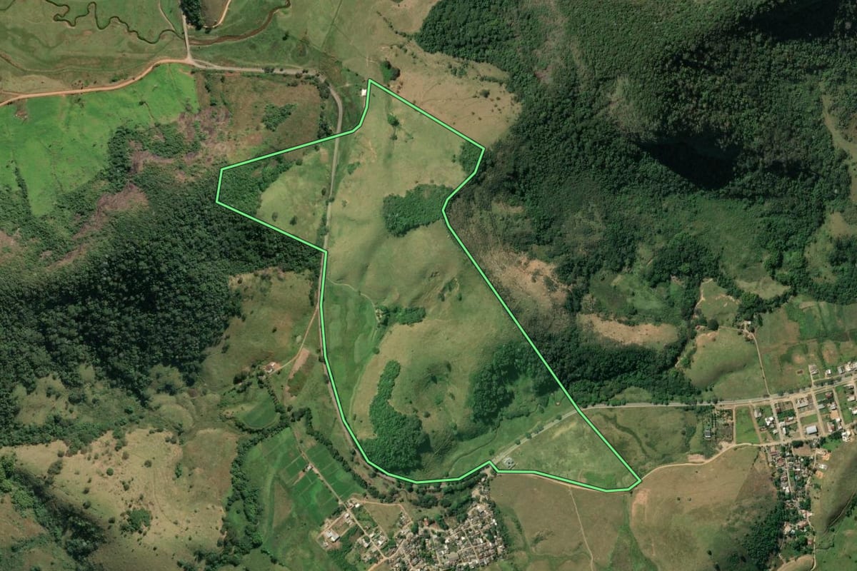 Imagem de satélite do imóvel rural em Conceição de Macabu (RJ), com o contorno declarado no CAR desenhado por cima.