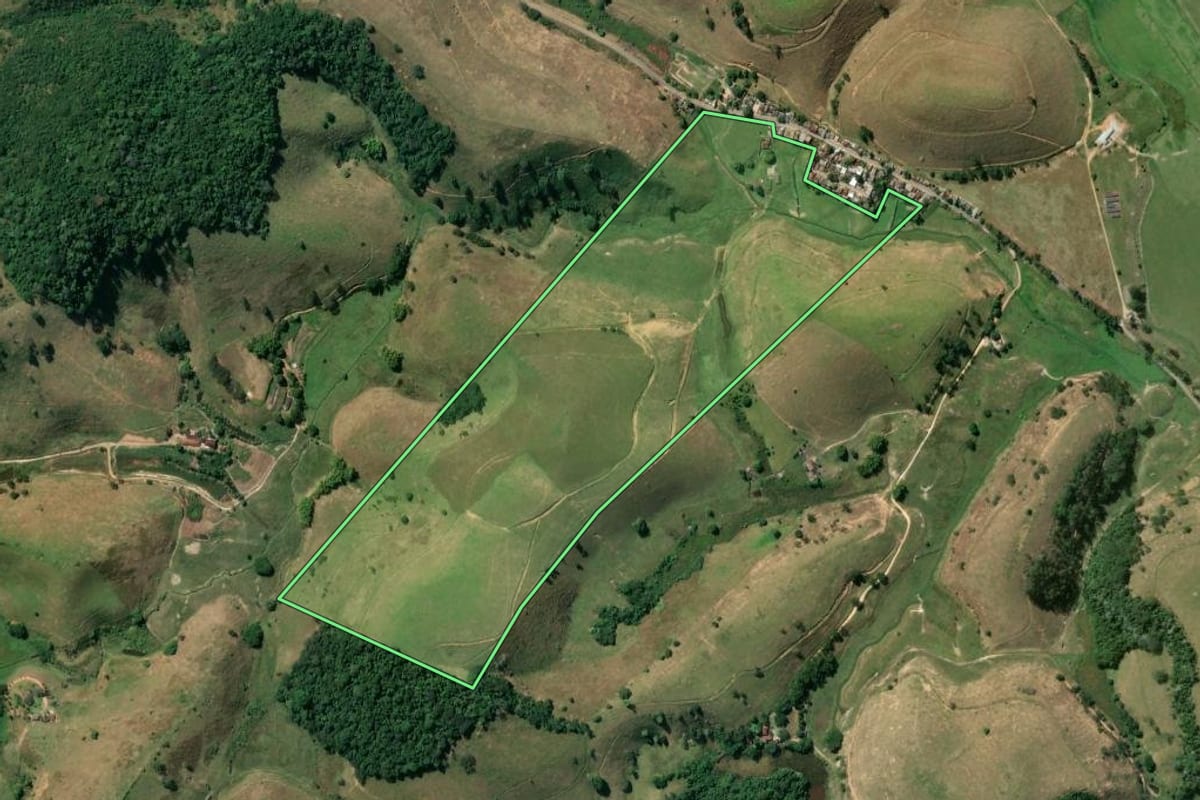 Imagem de satélite do imóvel rural em Conceição de Macabu (RJ), com o contorno declarado no CAR desenhado por cima.