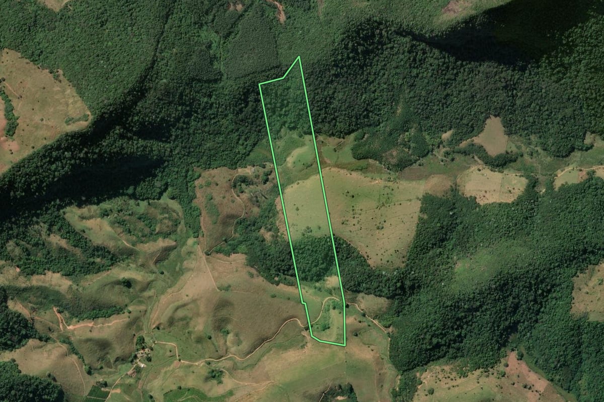 Imagem de satélite do imóvel rural em Conceição de Macabu (RJ), com o contorno declarado no CAR desenhado por cima.