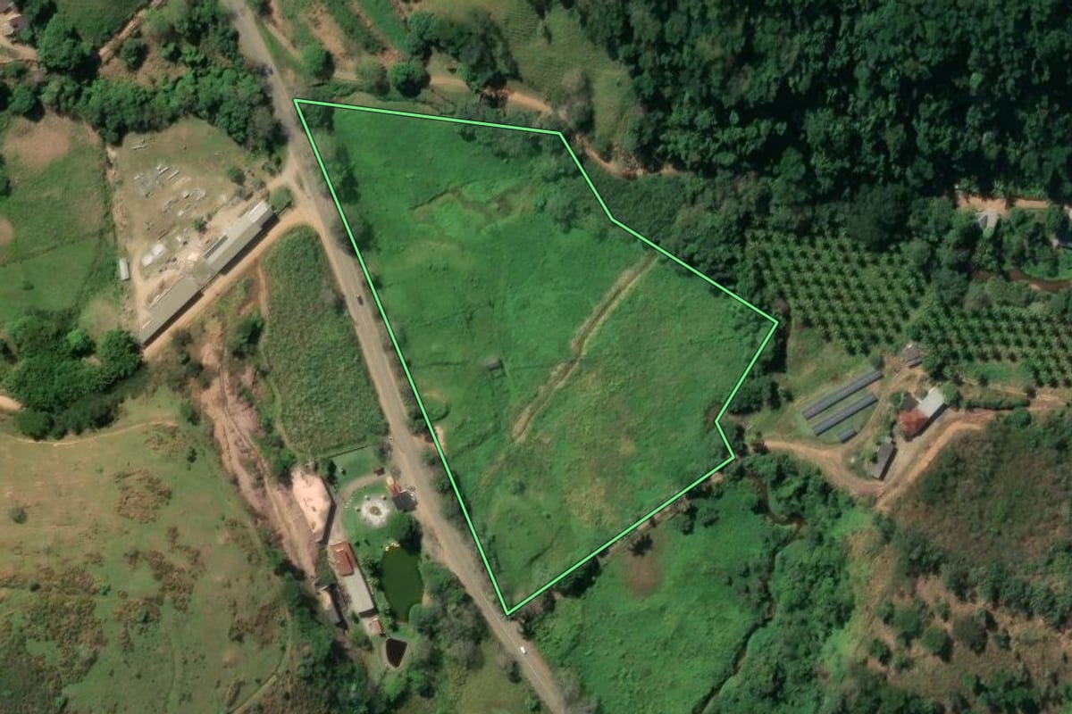 Imagem de satélite do imóvel rural em Conceição de Macabu (RJ), com o contorno declarado no CAR desenhado por cima.