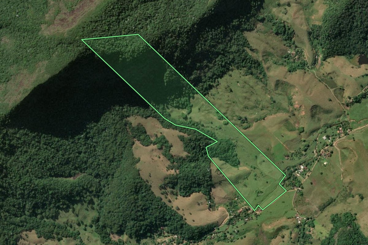 Imagem de satélite do imóvel rural em Conceição de Macabu (RJ), com o contorno declarado no CAR desenhado por cima.